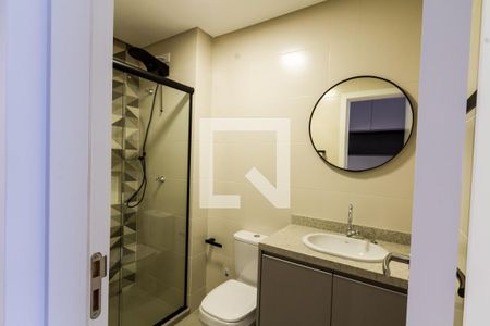 Banheiro de kitnet/studio para alugar com 1 quarto, 22m² em Centro, Curitiba