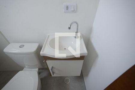 Banheiro de kitnet/studio para alugar com 1 quarto, 30m² em Vila Santo Estefano, São Paulo