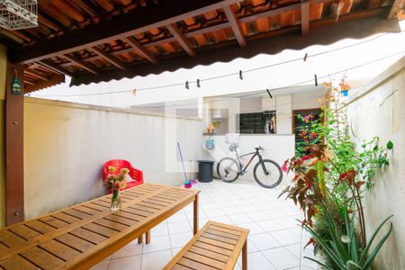 Casa de condomínio à venda com 194m², 3 quartos e 4 vagas Casa de condomínio à venda com 194m², 3 quartos e 4 vagasQuintal