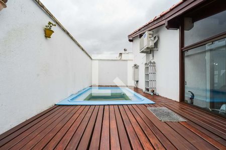 Casa à venda com 220m², 3 quartos e 2 vagas Casa à venda com 220m², 3 quartos e 2 vagasPiscina