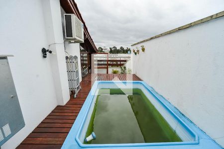 Casa à venda com 220m², 3 quartos e 2 vagas Casa à venda com 220m², 3 quartos e 2 vagasPiscina