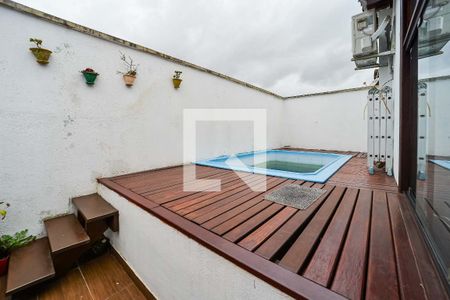 Casa à venda com 220m², 3 quartos e 2 vagas Casa à venda com 220m², 3 quartos e 2 vagasPiscina