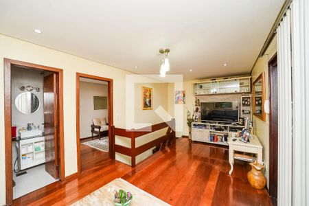 Casa à venda com 220m², 3 quartos e 2 vagas Casa à venda com 220m², 3 quartos e 2 vagasCobertura/Sala