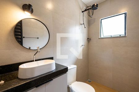 Banheiro de kitnet/studio para alugar com 1 quarto, 35m² em Piratininga, Niterói