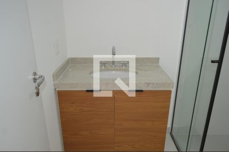 Banheiro de kitnet/studio para alugar com 1 quarto, 21m² em Vila Firmiano Pinto, São Paulo