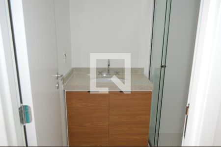 Banheiro de kitnet/studio para alugar com 1 quarto, 21m² em Vila Firmiano Pinto, São Paulo