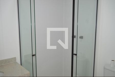 Banheiro de kitnet/studio para alugar com 1 quarto, 21m² em Vila Firmiano Pinto, São Paulo