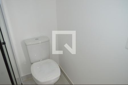 Banheiro de kitnet/studio para alugar com 1 quarto, 21m² em Vila Firmiano Pinto, São Paulo