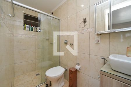 Banheiro de apartamento à venda com 1 quarto, 47m² em Passo D’areia, Porto Alegre