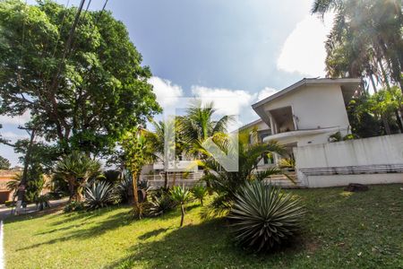 Casa de condomínio à venda com 575m², 4 quartos e 6 vagas Casa de condomínio à venda com 575m², 4 quartos e 6 vagasVista da Rua