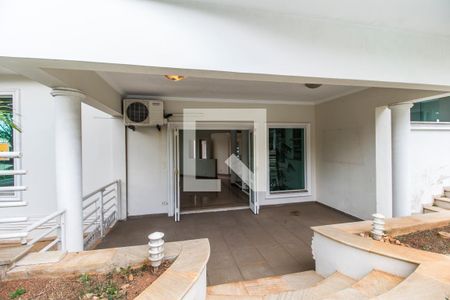 Casa de condomínio à venda com 575m², 4 quartos e 6 vagas Casa de condomínio à venda com 575m², 4 quartos e 6 vagasVaranda