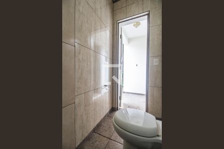 Casa de condomínio à venda com 575m², 4 quartos e 6 vagas Casa de condomínio à venda com 575m², 4 quartos e 6 vagasBanheiro de serviço