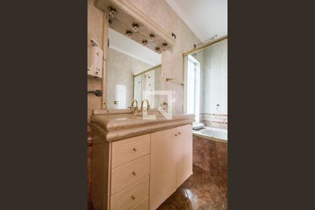 Casa de condomínio à venda com 575m², 4 quartos e 6 vagas Casa de condomínio à venda com 575m², 4 quartos e 6 vagasBanheiro da Suíte 2