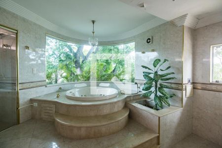 Casa de condomínio à venda com 575m², 4 quartos e 6 vagas Casa de condomínio à venda com 575m², 4 quartos e 6 vagasBanheiro da Suíte 1