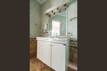 Casa de condomínio à venda com 575m², 4 quartos e 6 vagas Casa de condomínio à venda com 575m², 4 quartos e 6 vagasBanheiro da Suíte 2