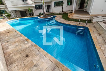 Casa de condomínio à venda com 575m², 4 quartos e 6 vagas Casa de condomínio à venda com 575m², 4 quartos e 6 vagasPiscina