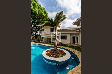 Casa de condomínio à venda com 575m², 4 quartos e 6 vagas Casa de condomínio à venda com 575m², 4 quartos e 6 vagasPiscina