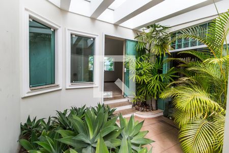 Casa de condomínio à venda com 575m², 4 quartos e 6 vagas Casa de condomínio à venda com 575m², 4 quartos e 6 vagasVista