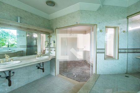 Casa de condomínio à venda com 575m², 4 quartos e 6 vagas Casa de condomínio à venda com 575m², 4 quartos e 6 vagasBanheiro da Suíte 1