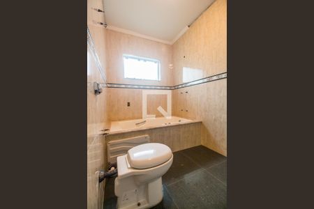 Casa de condomínio à venda com 575m², 4 quartos e 6 vagas Casa de condomínio à venda com 575m², 4 quartos e 6 vagasBanheiro da Suíte 4