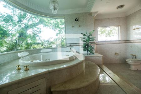 Casa de condomínio à venda com 575m², 4 quartos e 6 vagas Casa de condomínio à venda com 575m², 4 quartos e 6 vagasBanheiro da Suíte 1