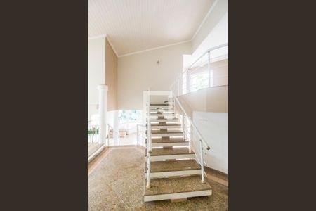 Casa de condomínio à venda com 575m², 4 quartos e 6 vagas Casa de condomínio à venda com 575m², 4 quartos e 6 vagasEscada