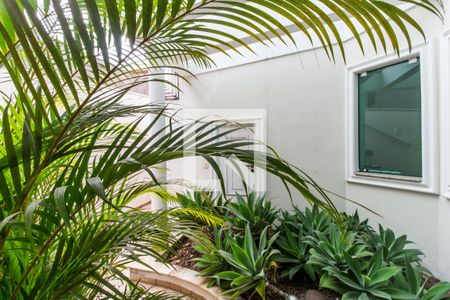 Casa de condomínio à venda com 575m², 4 quartos e 6 vagas Casa de condomínio à venda com 575m², 4 quartos e 6 vagasVista