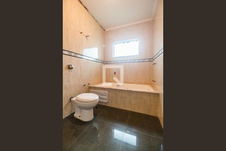 Casa de condomínio à venda com 575m², 4 quartos e 6 vagas Casa de condomínio à venda com 575m², 4 quartos e 6 vagasBanheiro da Suíte 4