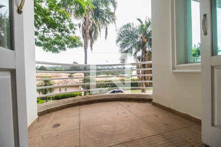 Casa de condomínio à venda com 575m², 4 quartos e 6 vagas Casa de condomínio à venda com 575m², 4 quartos e 6 vagasVaranda