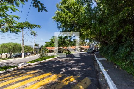 Casa de condomínio à venda com 575m², 4 quartos e 6 vagas Casa de condomínio à venda com 575m², 4 quartos e 6 vagasVista da Rua