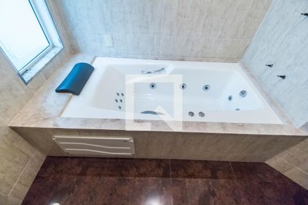 Casa de condomínio à venda com 575m², 4 quartos e 6 vagas Casa de condomínio à venda com 575m², 4 quartos e 6 vagasDetalhe do Banheiro da Suite