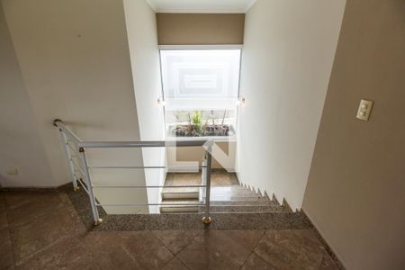 Casa de condomínio à venda com 575m², 4 quartos e 6 vagas Casa de condomínio à venda com 575m², 4 quartos e 6 vagasEscada