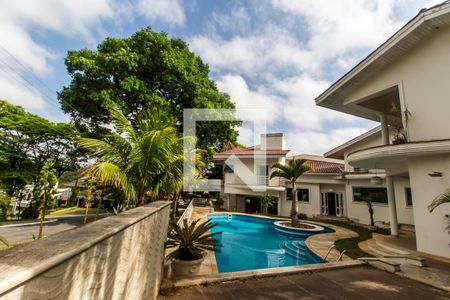 Casa de condomínio à venda com 575m², 4 quartos e 6 vagas Casa de condomínio à venda com 575m², 4 quartos e 6 vagasPiscina