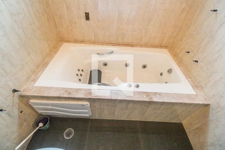 Casa de condomínio à venda com 575m², 4 quartos e 6 vagas Casa de condomínio à venda com 575m², 4 quartos e 6 vagasBanheiro da Suíte 4