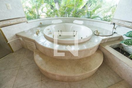 Casa de condomínio à venda com 575m², 4 quartos e 6 vagas Casa de condomínio à venda com 575m², 4 quartos e 6 vagasDetalhe do Banheiro da Suite