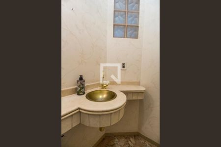 Casa de condomínio à venda com 575m², 4 quartos e 6 vagas Casa de condomínio à venda com 575m², 4 quartos e 6 vagasLavabo