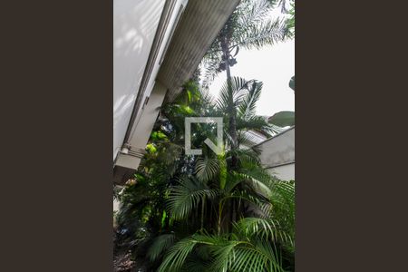 Casa de condomínio à venda com 575m², 4 quartos e 6 vagas Casa de condomínio à venda com 575m², 4 quartos e 6 vagasVista