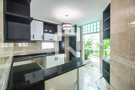 Casa de condomínio à venda com 575m², 4 quartos e 6 vagas Casa de condomínio à venda com 575m², 4 quartos e 6 vagasCozinha