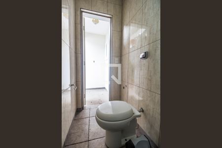 Casa de condomínio à venda com 575m², 4 quartos e 6 vagas Casa de condomínio à venda com 575m², 4 quartos e 6 vagasBanheiro de serviço