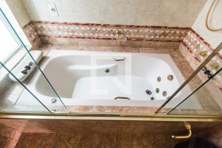 Casa de condomínio à venda com 575m², 4 quartos e 6 vagas Casa de condomínio à venda com 575m², 4 quartos e 6 vagasDetalhe do Banheiro da Suite