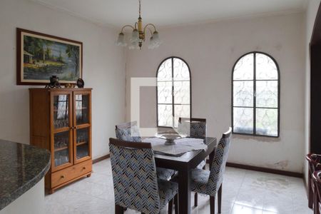 Casa à venda com 328m², 5 quartos e 4 vagas Casa à venda com 328m², 5 quartos e 4 vagasSala de Jantar
