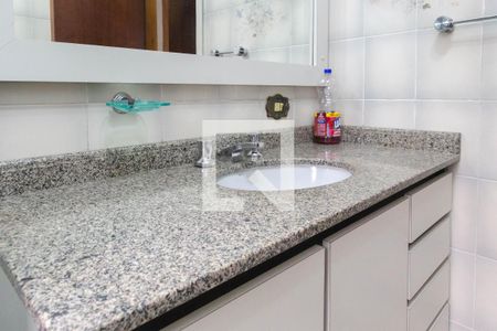 Casa à venda com 328m², 5 quartos e 4 vagas Casa à venda com 328m², 5 quartos e 4 vagasBanheiro Social