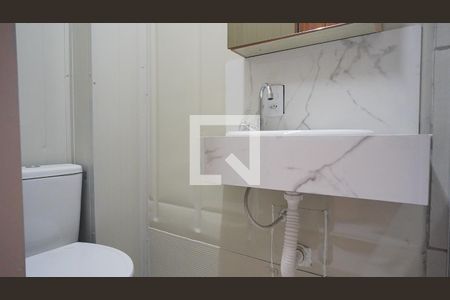 Banheiro de kitnet/studio para alugar com 1 quarto, 19m² em Saco Grande, Florianópolis