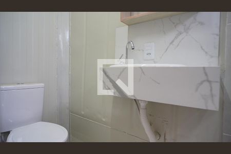 Banheiro de kitnet/studio para alugar com 1 quarto, 19m² em Saco Grande, Florianópolis