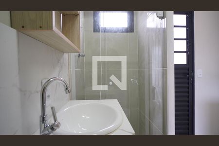 Banheiro de kitnet/studio para alugar com 1 quarto, 19m² em Saco Grande, Florianópolis