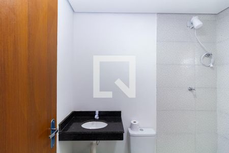 Banheiro de apartamento para alugar com 1 quarto, 27m² em Vila Paulo Silas, São Paulo