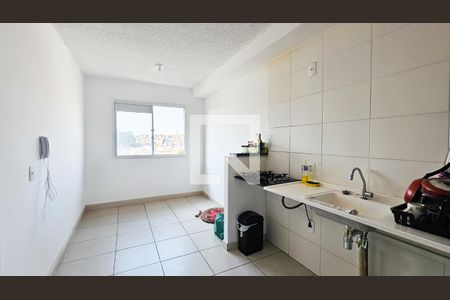 Sala / Cozinha de apartamento para alugar com 1 quarto, 26m² em Jardim Itacolomi, São Paulo