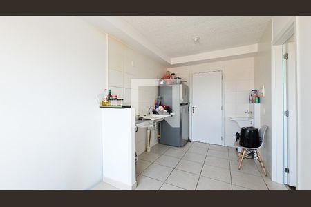 Sala / Cozinha de apartamento para alugar com 1 quarto, 26m² em Jardim Itacolomi, São Paulo