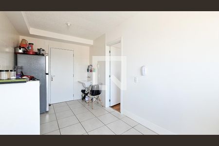 Sala / Cozinha de apartamento para alugar com 1 quarto, 26m² em Jardim Itacolomi, São Paulo