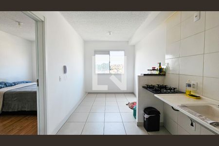 Sala / Cozinha de apartamento para alugar com 1 quarto, 26m² em Jardim Itacolomi, São Paulo